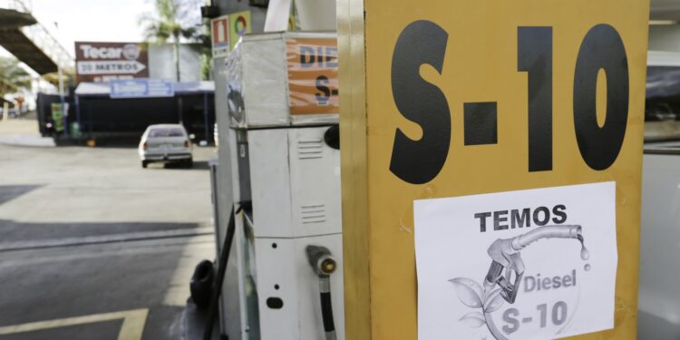 Rússia lidera venda de diesel ao Brasil durante guerra no Irã