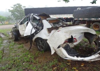 Carro bate contra árvore e deixa pessoa ferida em rodovia de Itaporanga