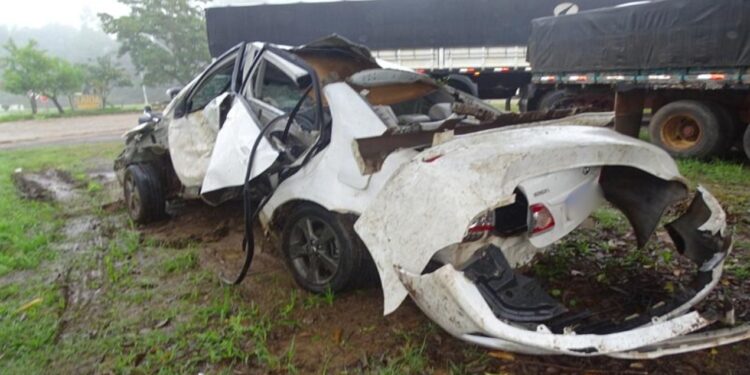 Carro bate contra árvore e deixa pessoa ferida em rodovia de Itaporanga